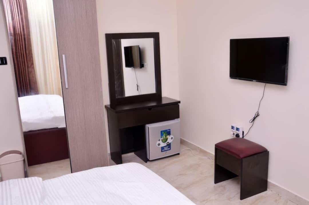 City Nest Hotel Ogombo Exterior photo